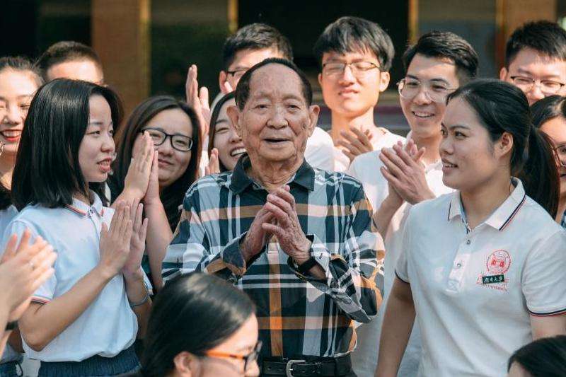 探索Fcom在Facebook平台上的活动和贡献