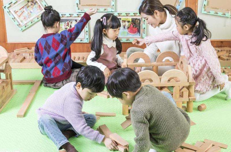 探讨在Facebook上分享内容和互动的社交文化和行为习惯